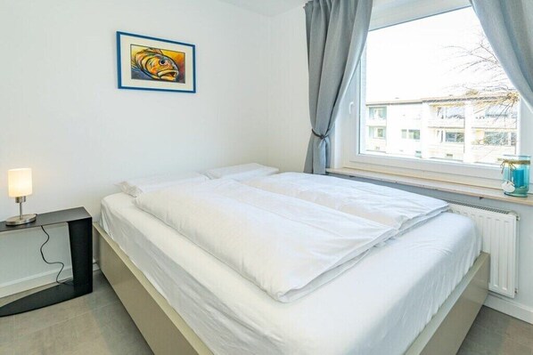 2 bedrooms, iron/ironing board, Internet