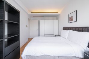 Superior appartement, 3 slaapkamers, keuken, uitzicht op de stad | Een bureau, een laptopwerkplek, een strijkplank/strijkijzer, gratis wifi
