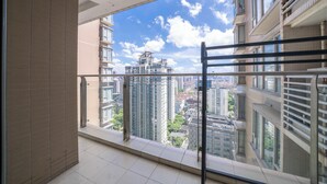 A balcony with a view of high-rise buildings and a clear sky. - Tyms Family 3BR 2BA Apt Xujiahui Metro (Shanghai)