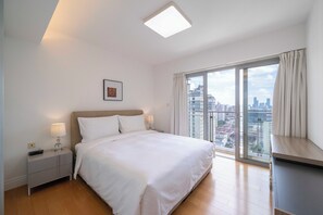 Superior appartement, 3 slaapkamers, keuken, uitzicht op de stad | Een bureau, een laptopwerkplek, een strijkplank/strijkijzer, gratis wifi