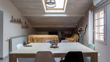 Een strijkplank/strijkijzer, wifi, beddengoed