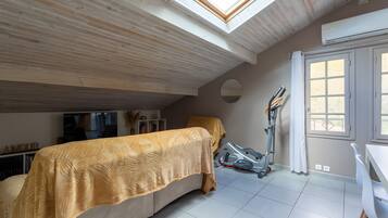 Tabla de planchar con plancha, wifi y ropa de cama