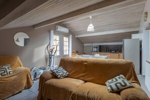 Una sala de estar con sofá, una mesa de centro y un comedor con mesa y sillas.