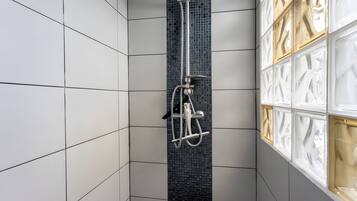 Regadera y secadora de cabello