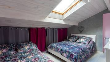 Tabla de planchar con plancha, wifi y ropa de cama