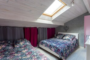 Tabla de planchar con plancha, wifi, ropa de cama