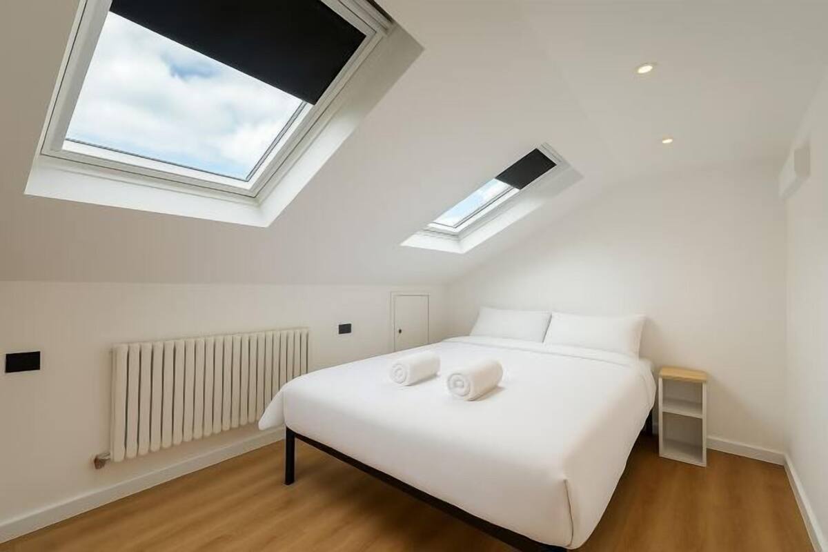 Cribs/infant beds