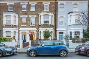 Unclassified image, 5 of 13, button - StarNest Shepherd's Bush (London)