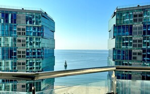 Ein modernes Glasgebäude mit Blick aufs Meer.