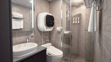 Suite Family Half Ocean (No Parking) | Bathroom | Shower, hair dryer, slippers, towels