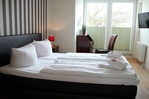 2 bedrooms, iron/ironing board, Internet