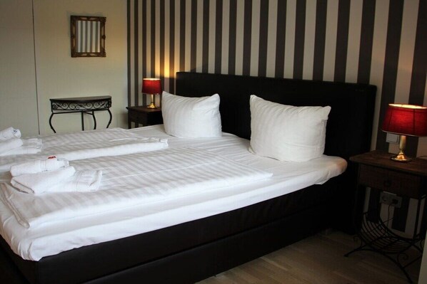 2 bedrooms, iron/ironing board, Internet