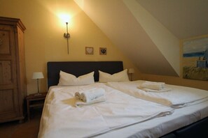 2 bedrooms, iron/ironing board, Internet, bed sheets