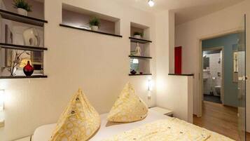 Iron/ironing board, Internet, bed sheets