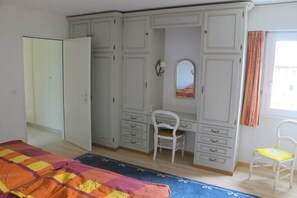 2 bedrooms, iron/ironing board, Internet, bed sheets