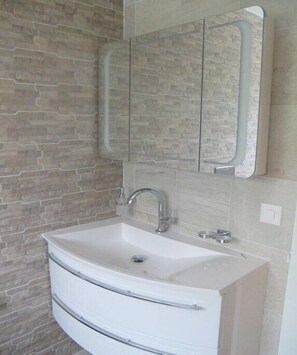 Suihku, hiustenkuivaaja