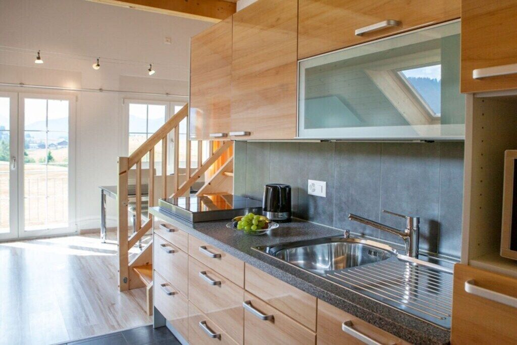 Kühlschrank, Mikrowelle, Herdplatte, Wasserkocher mit Kaffee-/Teezubehör