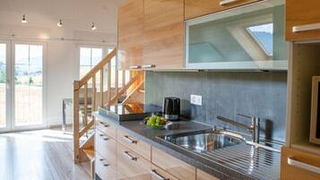 Réfrigérateur, micro-ondes, plaque de cuisson, cafetière/bouilloire