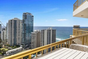 Property grounds - Luxury 3BR in Gold Coast with Ocean & City Views (Main Beach)
