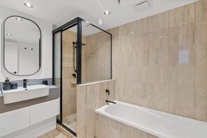 Dusche, Haartrockner, Shampoo