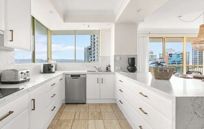 ثلاجة، ميكروويف، فرن، موقد طهي مسطح