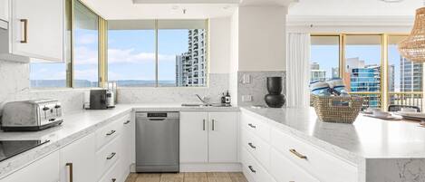 Frigorífico, microondas, horno y placa de cocina