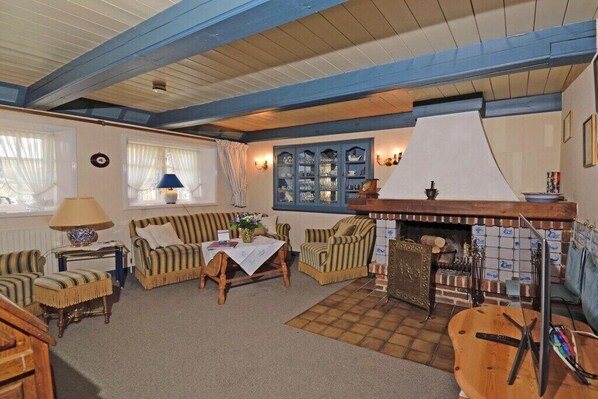 Smart TV, fireplace, stereo