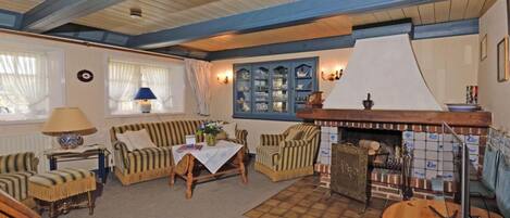 Smart TV, fireplace, stereo