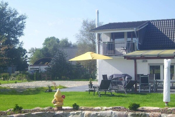 Outdoor dining - Holiday home in Kudensee with swimming pool (Kudensee)
