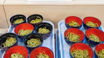 Una presentación de tazones de ramen con fideos, dispuestas en bandejas.