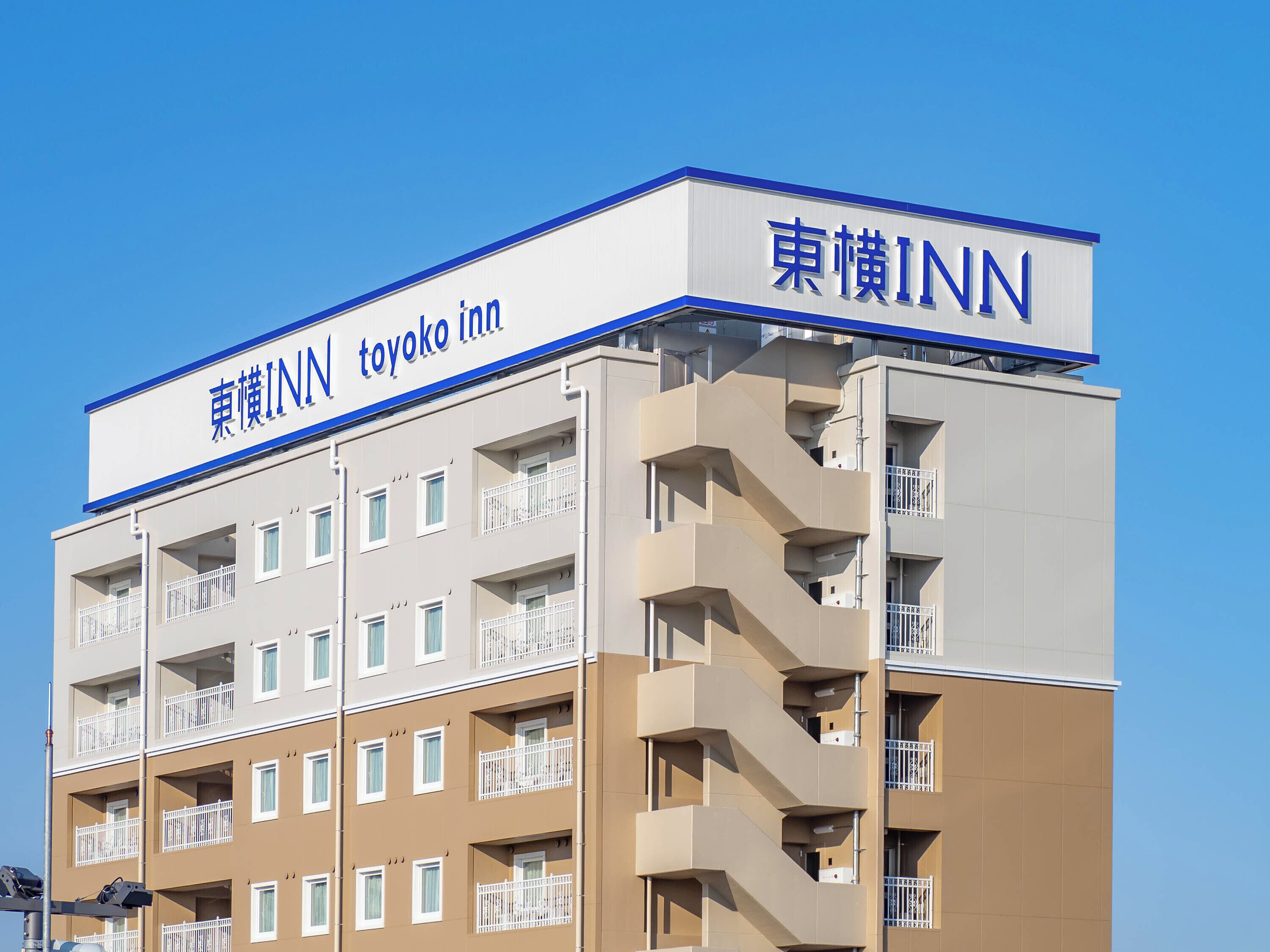 Un immeuble à plusieurs étages sur lequel on peut lire l’inscription « Toyoko Inn ».