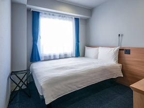 Escritorio, espacio para trabajar con un portátil, cortinas opacas