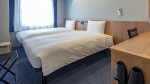 A hotel room with two beds, a desk, and a chair. - Toyoko Inn Tokorozawa-eki Nishi-guchi (Tokorozawa)