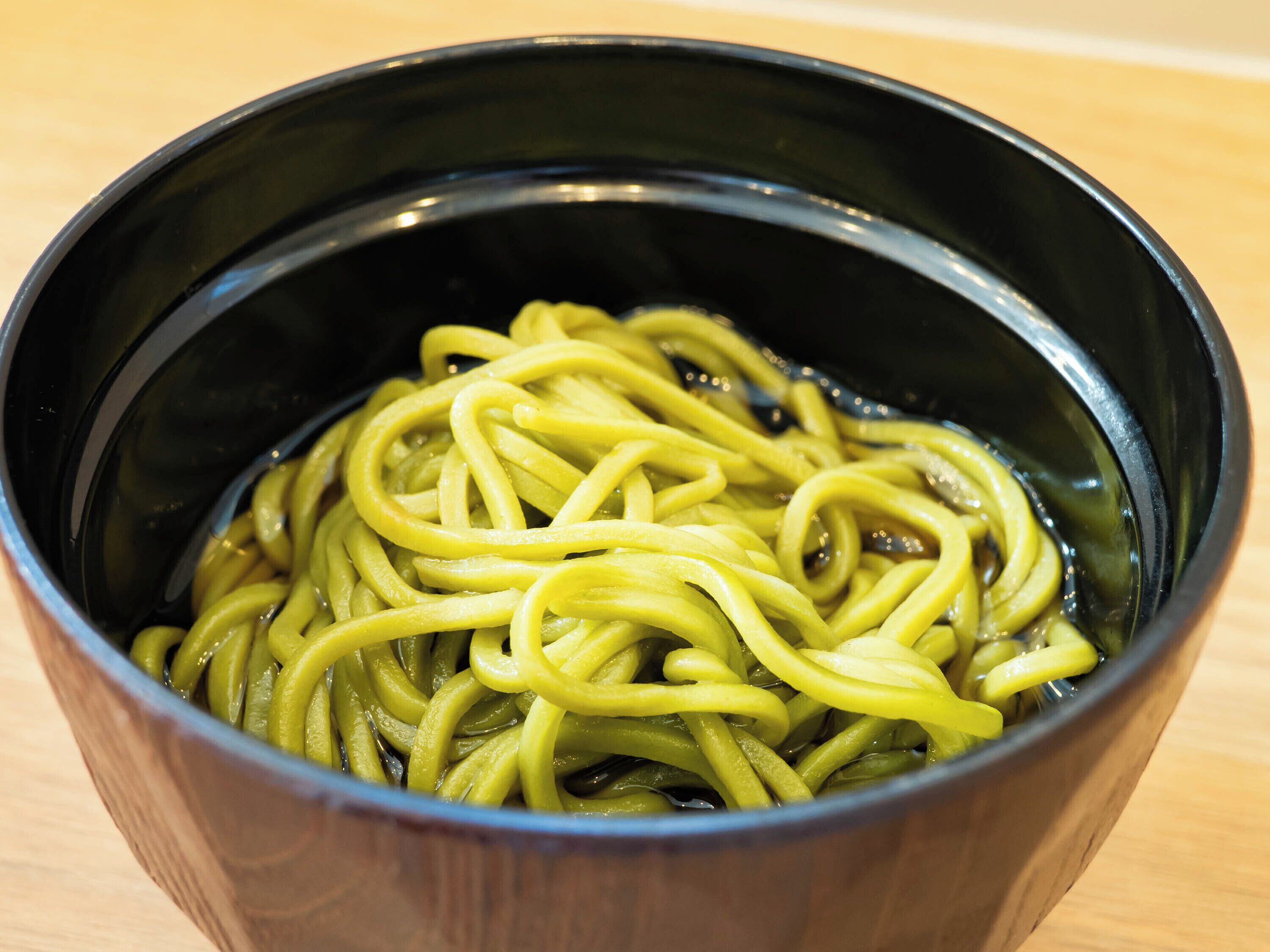 Un tazón de fideos.