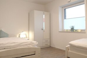 2 habitaciones, tabla de planchar con plancha y cuna de viaje 