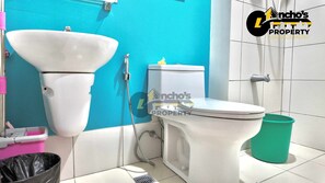 Bidet, Handtücher, Seife, Shampoo