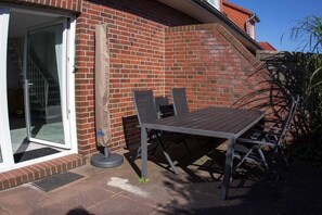 Outdoor dining - Holiday home with 2 bedrooms (Wangerland-Hooksiel)
