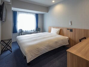 Een laptopwerkplek, verduisterende gordijnen