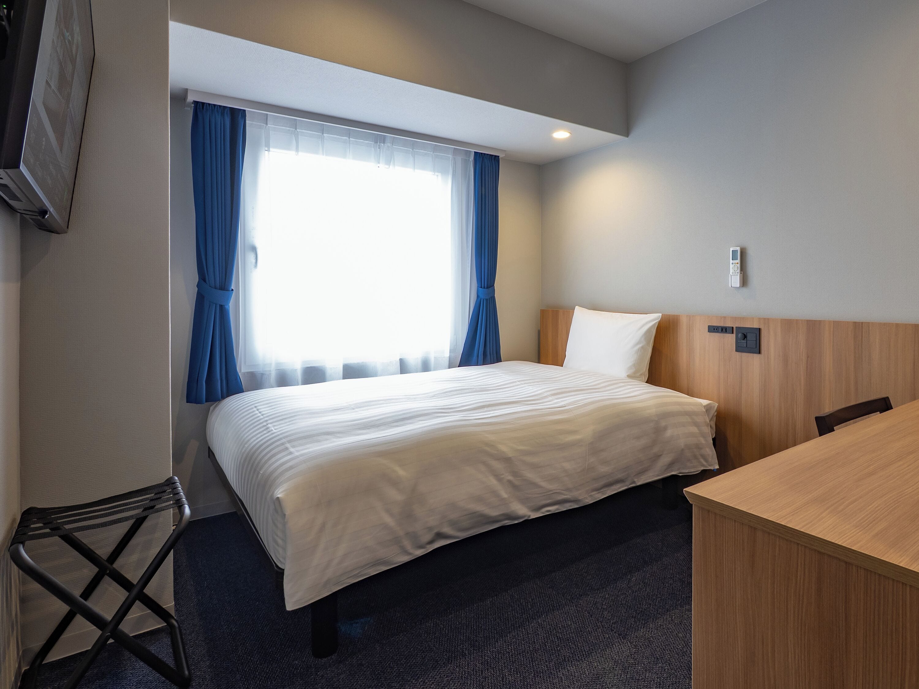 Kannettavalle tietokoneelle sopiva työtila, pimennysverhot