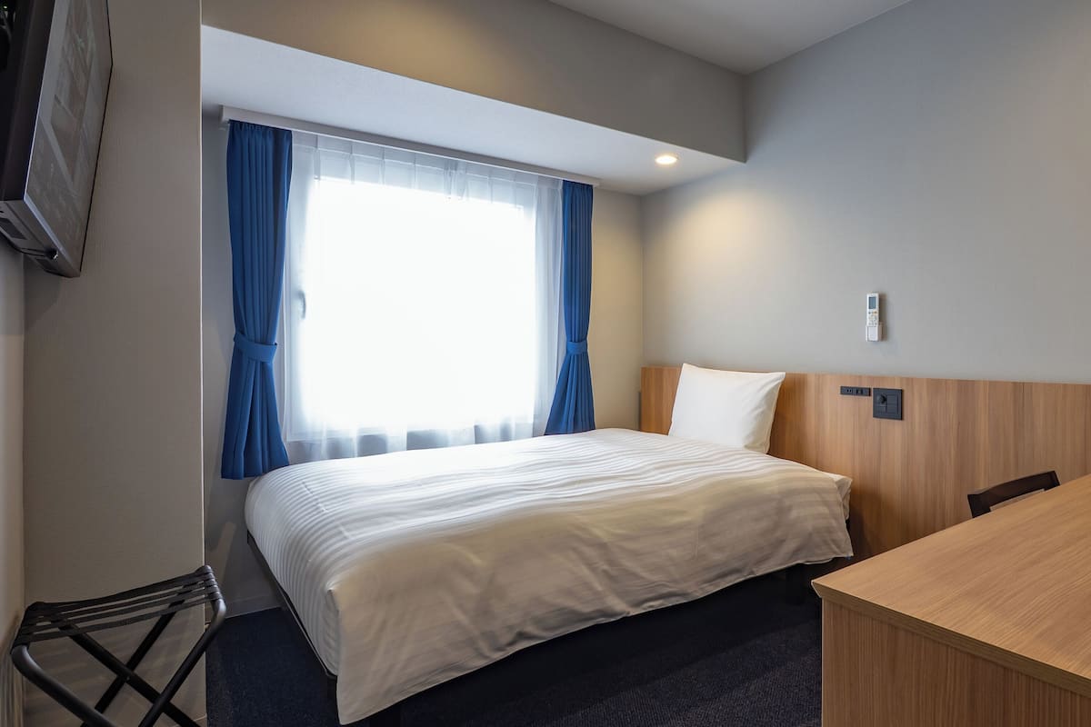 Espacio para trabajar con laptop y cortinas blackout