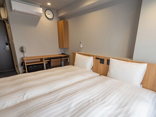 Een laptopwerkplek, verduisterende gordijnen