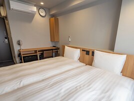Espacio para trabajar con laptop y cortinas blackout 