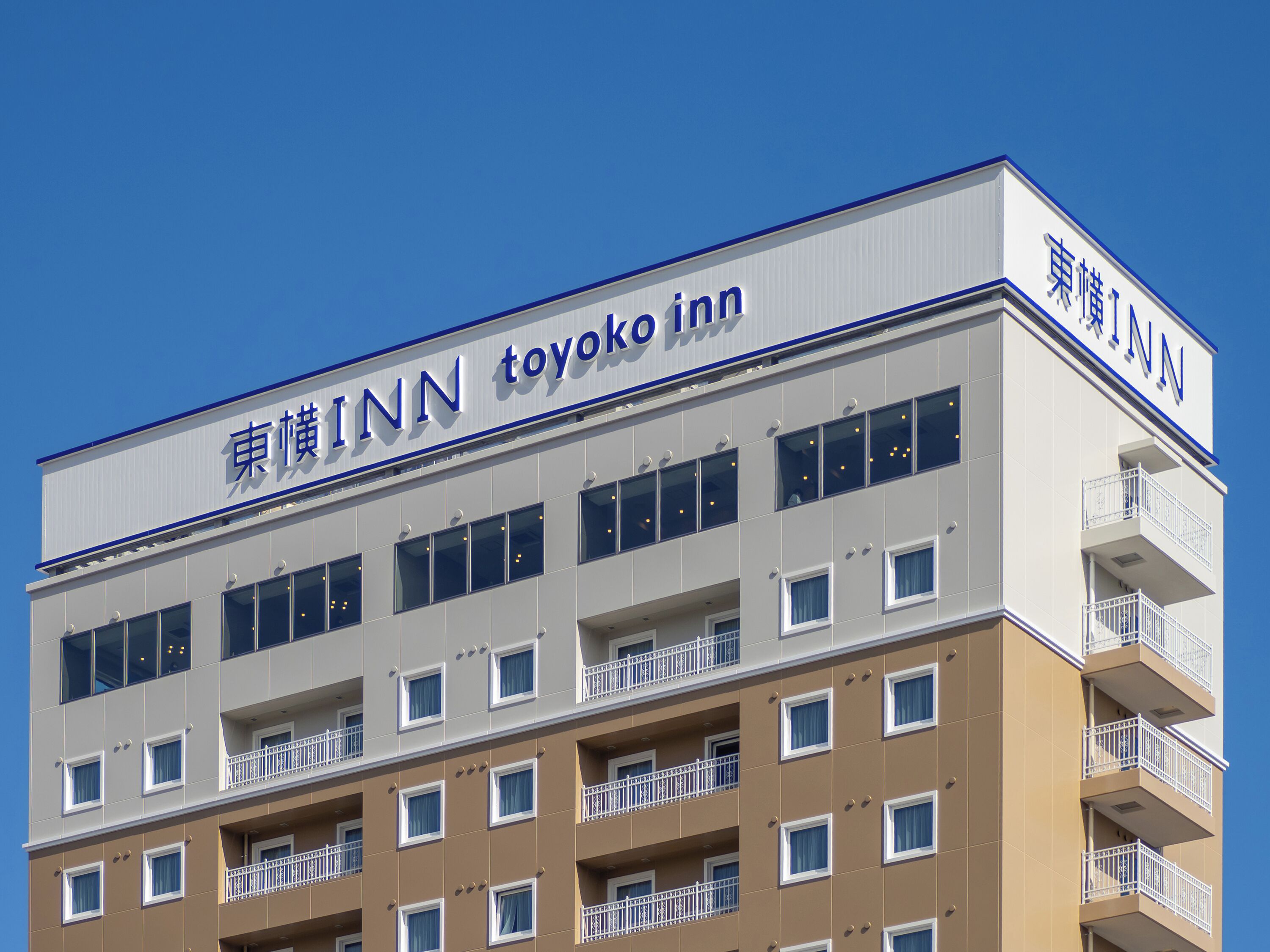 Un immeuble à plusieurs étages sur lequel on peut lire l’inscription « Toyoko Inn ».