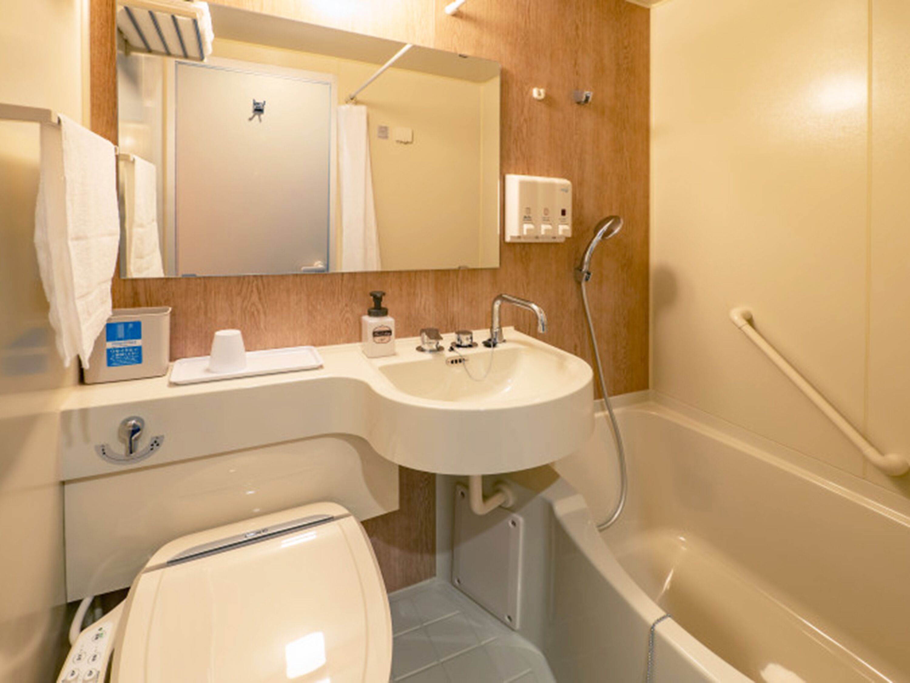 Combined shower/tub, hair dryer, slippers, towels