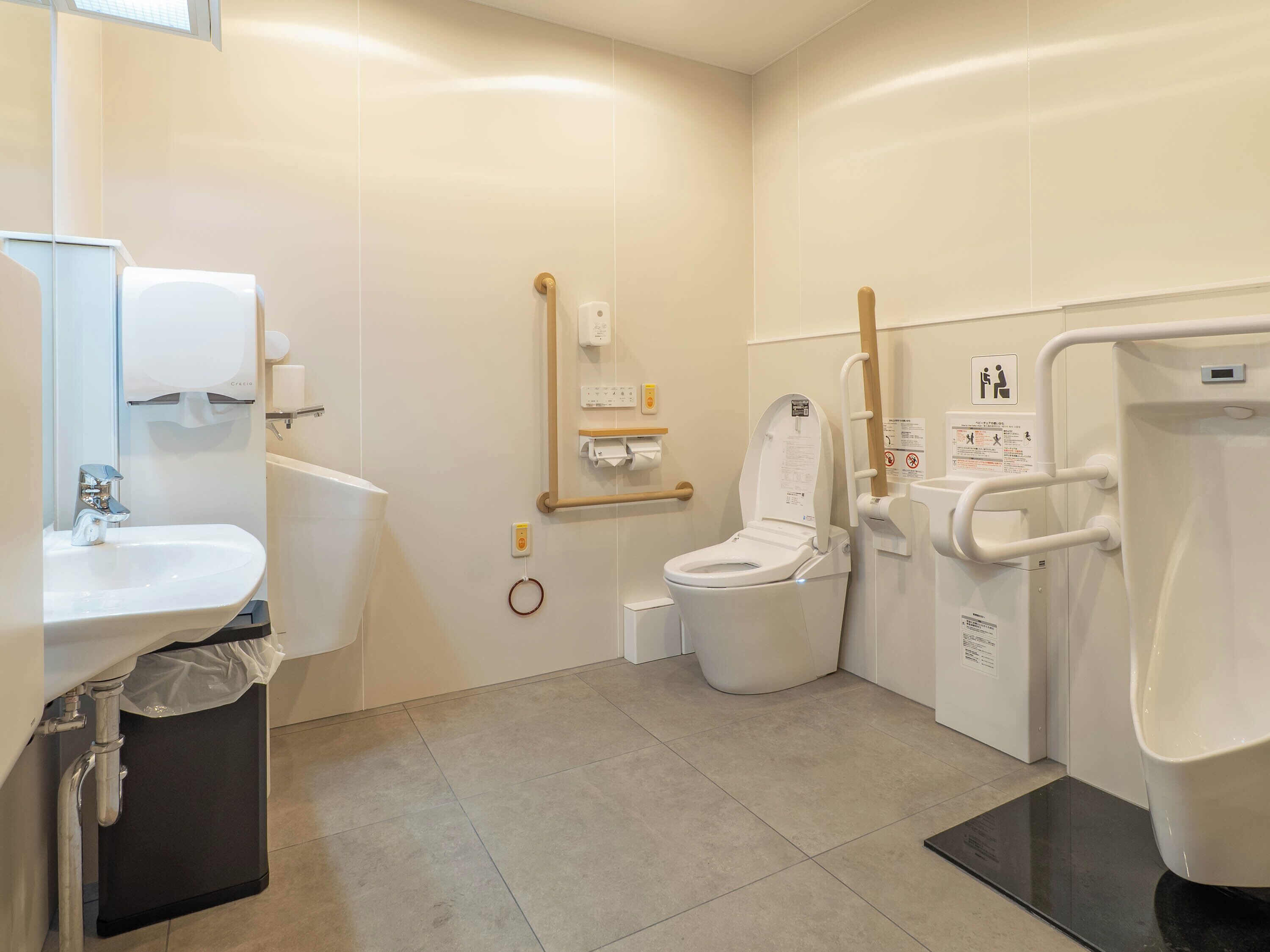 Un baño moderno con lavamanos, inodoro y bidé.