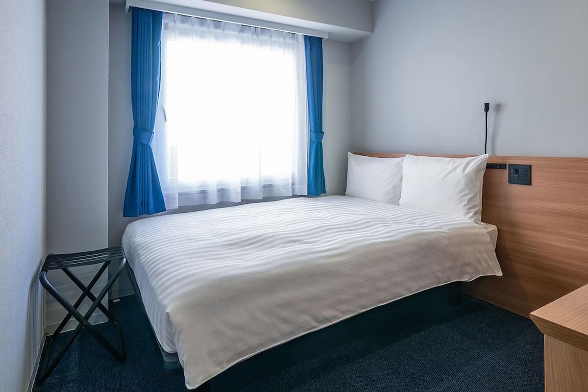 Espacio para trabajar con laptop y cortinas blackout