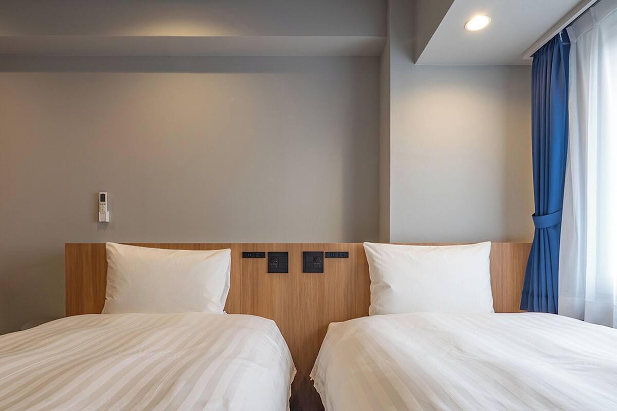 Espacio para trabajar con laptop y cortinas blackout