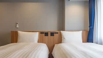 Espacio para trabajar con un portátil y cortinas opacas