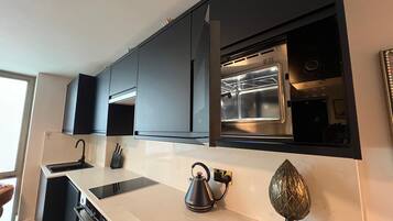 Geladeira, micro-ondas, fogão, lava-louças