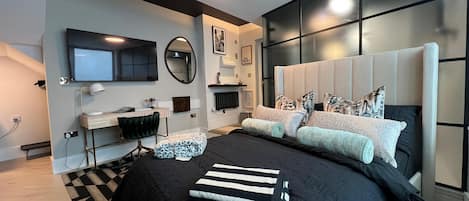 Iron/ironing board, WiFi, bed sheets
